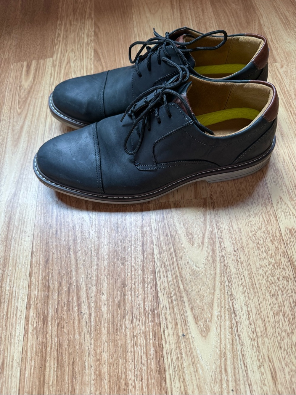 Florsheim Black Leather Lace-Up Casual Dress Shoes with Brown Collar Accent - Picture 3 of 8